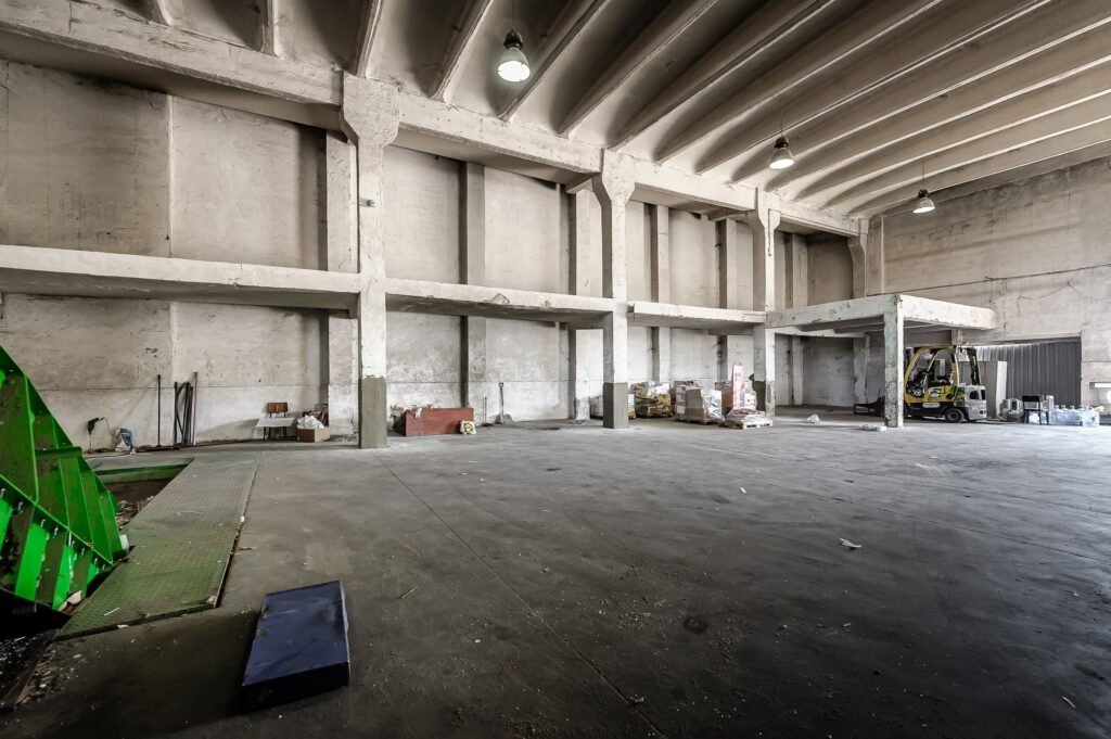 De închiriat Hala depozit/spatiu productie 596mp+2171mp curte de inchiriat în zona Aurel Vlaicu 4 camere Arad 1