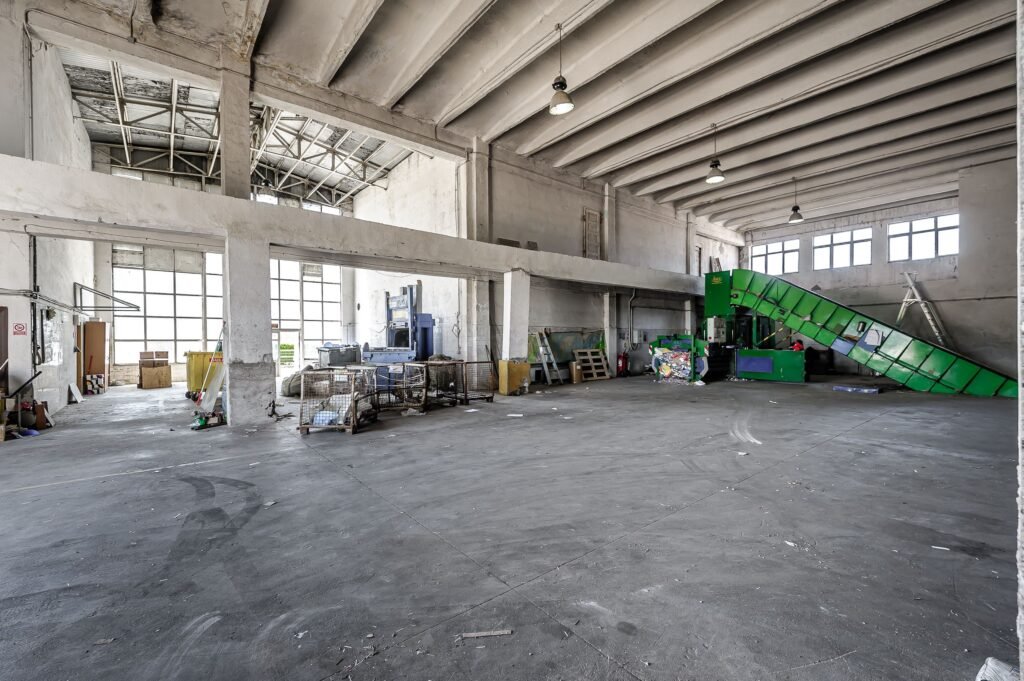 De închiriat Hala depozit/spatiu productie 596mp+2171mp curte de inchiriat în zona Aurel Vlaicu 4 camere Arad 1