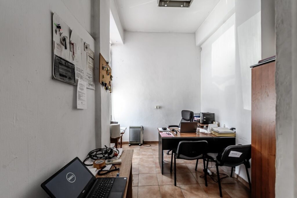 De închiriat Hala depozit/spatiu productie 596mp+2171mp curte de inchiriat în zona Aurel Vlaicu 4 camere Arad 1