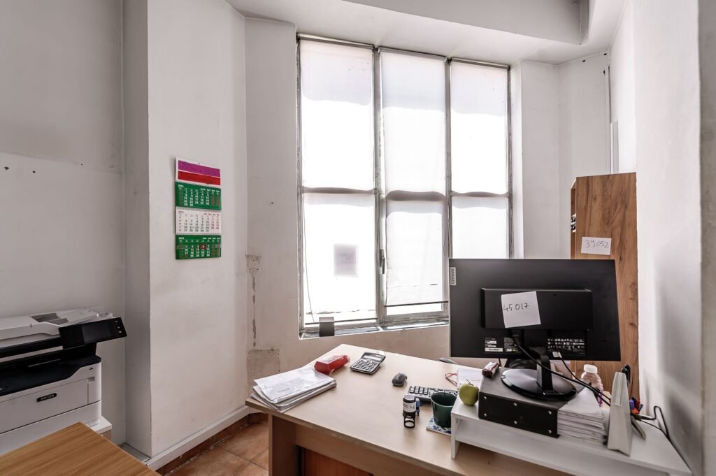 De închiriat Hala depozit/spatiu productie 596mp+2171mp curte de inchiriat în zona Aurel Vlaicu 4 camere Arad 1