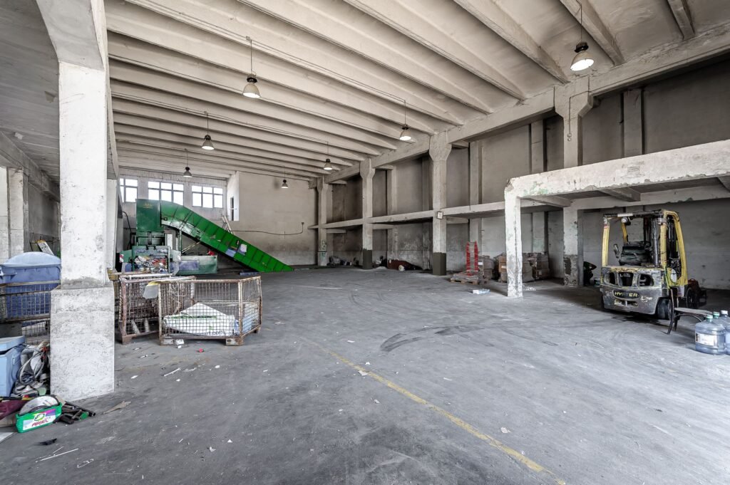 De închiriat Hala depozit/spatiu productie 596mp+2171mp curte de inchiriat în zona Aurel Vlaicu 4 camere Arad 1