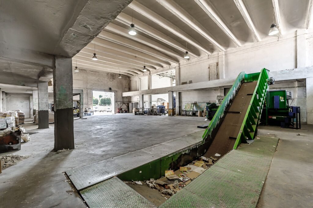 De închiriat Hala depozit/spatiu productie 596mp+2171mp curte de inchiriat în zona Aurel Vlaicu 4 camere Arad 1