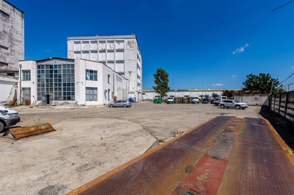 De închiriat Hala depozit/spatiu productie 596mp+2171mp curte de inchiriat în zona Aurel Vlaicu 4 camere Arad 3