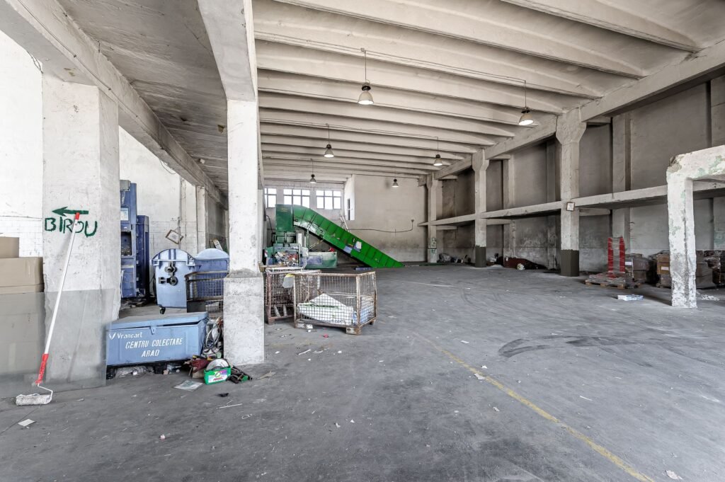 De închiriat Hala depozit/spatiu productie 596mp+2171mp curte de inchiriat în zona Aurel Vlaicu 4 camere Arad 5