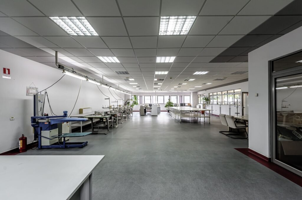 De vânzare Oportunitate: Hală de producție și depozitare cu birouri în Arad în zona Micalaca 20 camere Arad 1