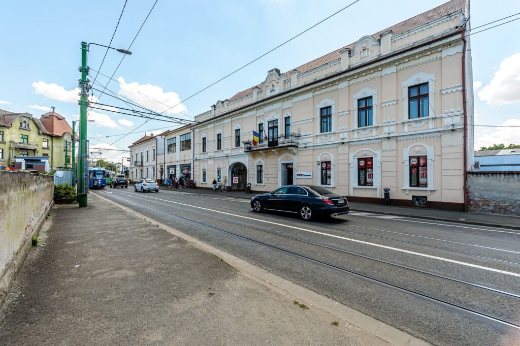 Oportunitate unică de investiție în centrul orașului Arad! De vânzare Oportunitate unică de investiție în centrul orașului Arad! în zona Central 38 camere Arad 2