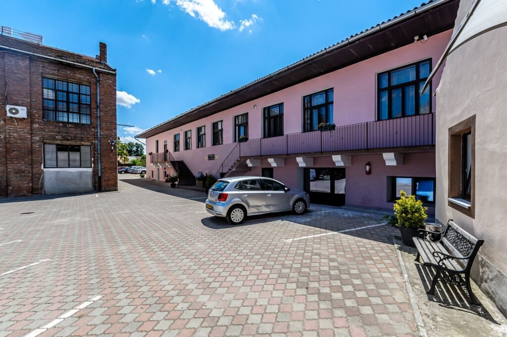 Oportunitate unică de investiție în centrul orașului Arad! De vânzare Oportunitate unică de investiție în centrul orașului Arad! în zona Central 38 camere Arad 9