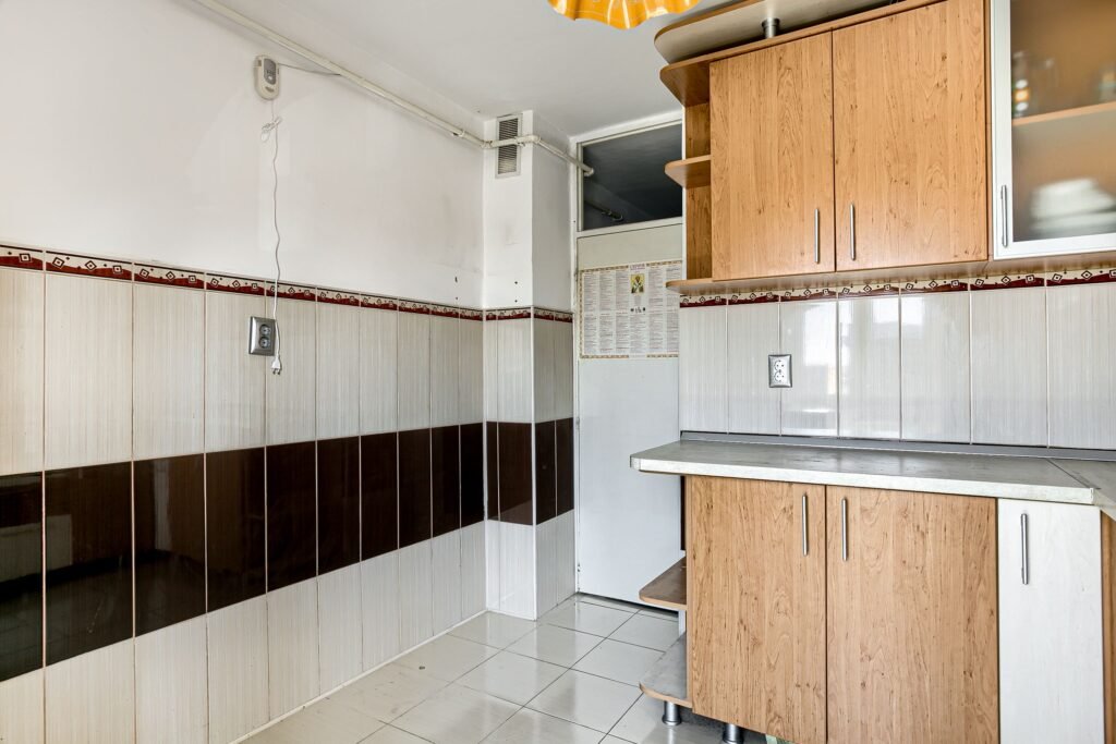 De vânzare Apartament cu 3 camere decomandat Alfa etaj 4 în zona Alfa 3 camere 2 dormitoare Arad 4