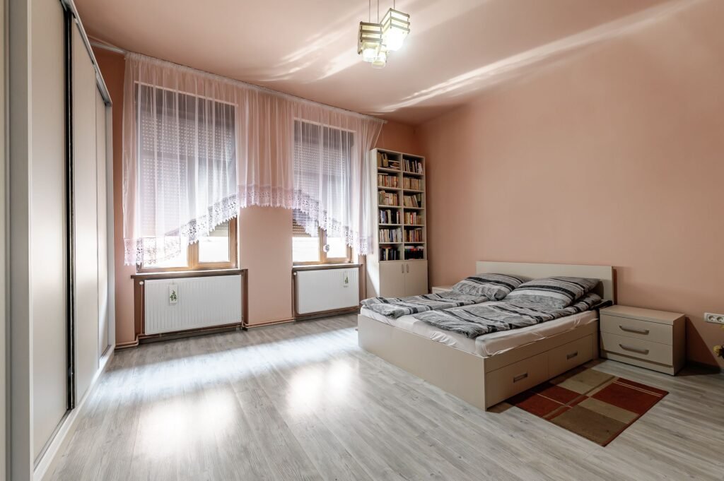 Fără comision! Apartament spațios 3 camere – în Inima Aradului – COMISION 0% în zona Central 3 camere 2 dormitoare Arad 3