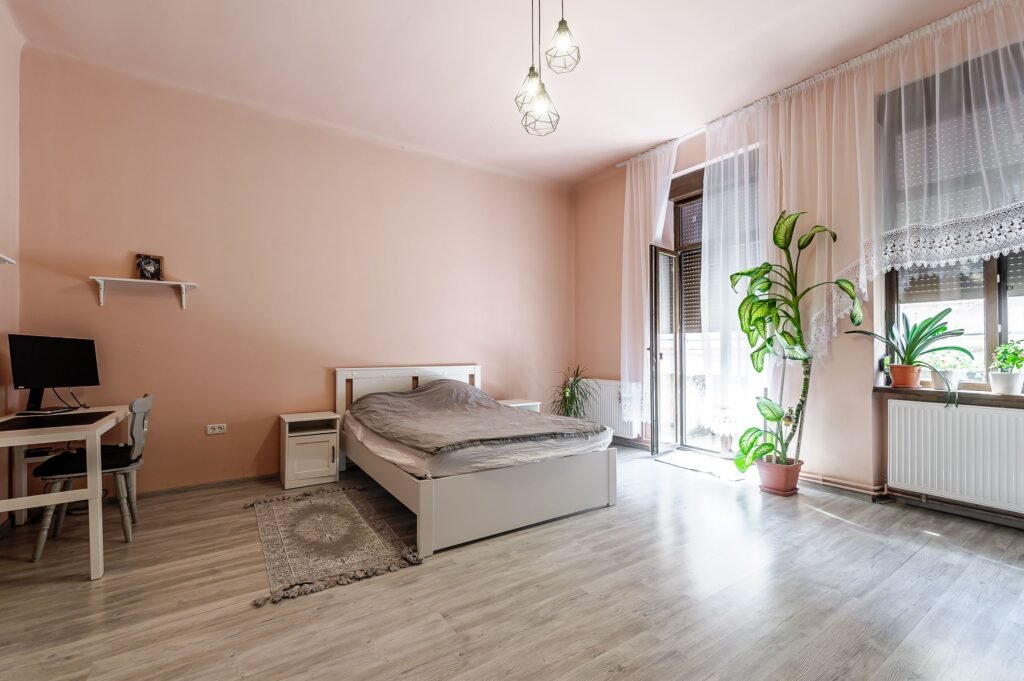 Fără comision! Apartament spațios 3 camere – în Inima Aradului – COMISION 0% în zona Central 3 camere 2 dormitoare Arad 4