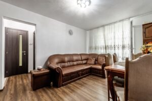 Apartament 3 camere 60mp renovat total zona Lidl Vlaicu comision 0 De vânzare Apartament 3 camere 60mp renovat total zona Lidl Vlaicu comision 0 în zona Aurel Vlaicu 3 camere 2 dormitoare Arad 1