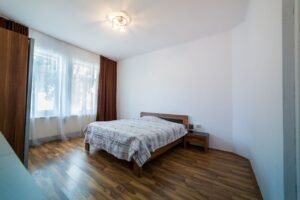 PRET NOU! Apartament spatios 4 camere – COMISION 0% De vânzare PRET NOU! Apartament spatios 4 camere – COMISION 0% în zona Parneava 4 camere 2 dormitoare Arad 1