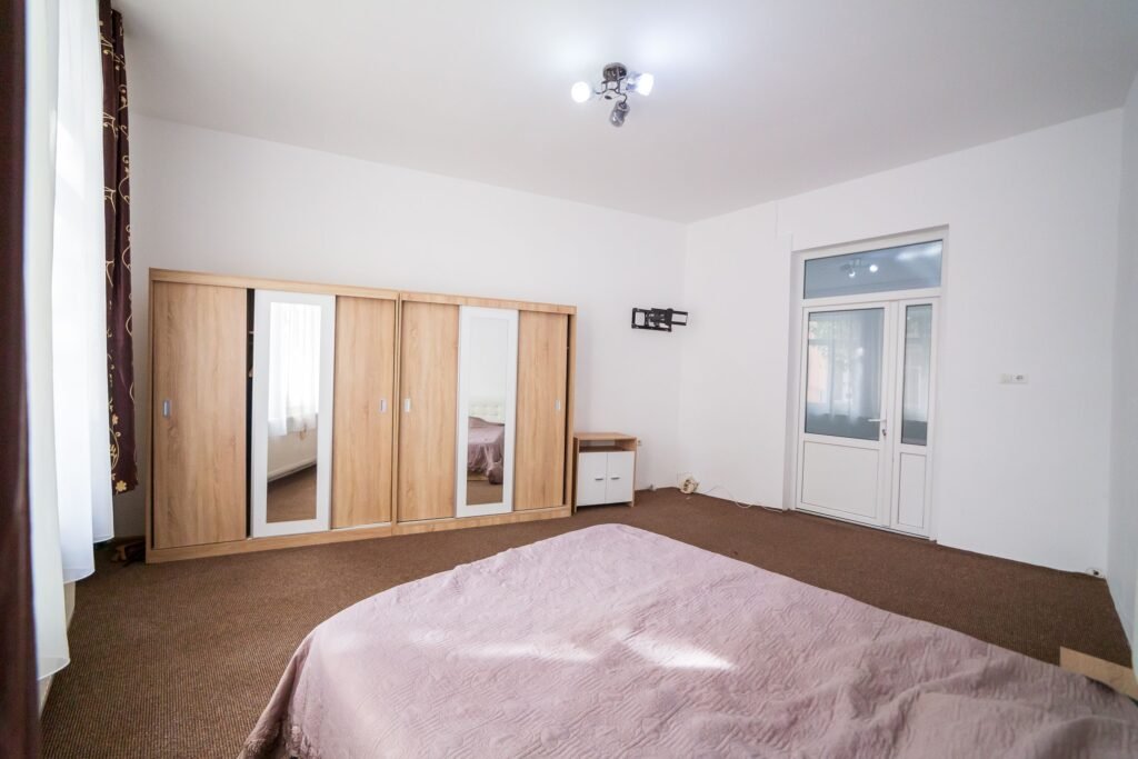 De vânzare PRET NOU! Apartament spatios 4 camere – COMISION 0% în zona Parneava 4 camere 2 dormitoare Arad 2