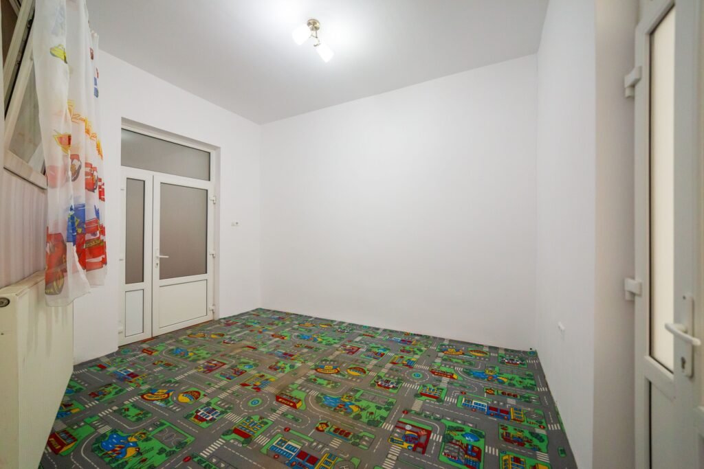 De vânzare PRET NOU! Apartament spatios 4 camere – COMISION 0% în zona Parneava 4 camere 2 dormitoare Arad 4