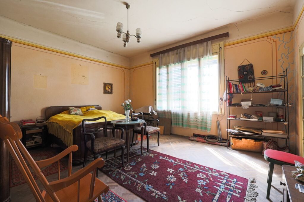 Proprietate REZERVATĂ! Casă din centru în Arad. De vânzare Proprietate REZERVATĂ! Casă din centru în Arad. în zona Central 5 camere 3 dormitoare Arad 2