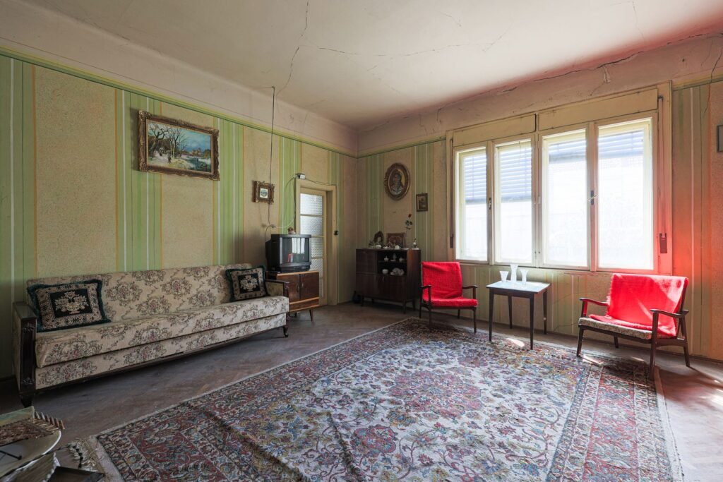 Proprietate REZERVATĂ! Casă din centru în Arad. De vânzare Proprietate REZERVATĂ! Casă din centru în Arad. în zona Central 5 camere 3 dormitoare Arad 3
