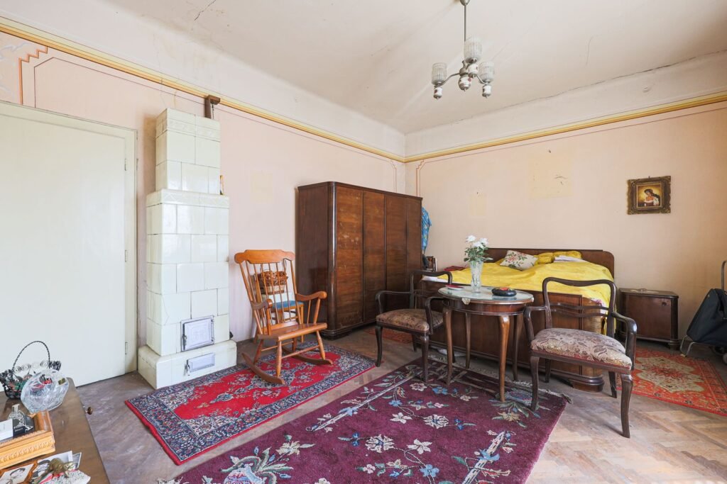 Proprietate REZERVATĂ! Casă din centru în Arad. De vânzare Proprietate REZERVATĂ! Casă din centru în Arad. în zona Central 5 camere 3 dormitoare Arad 4