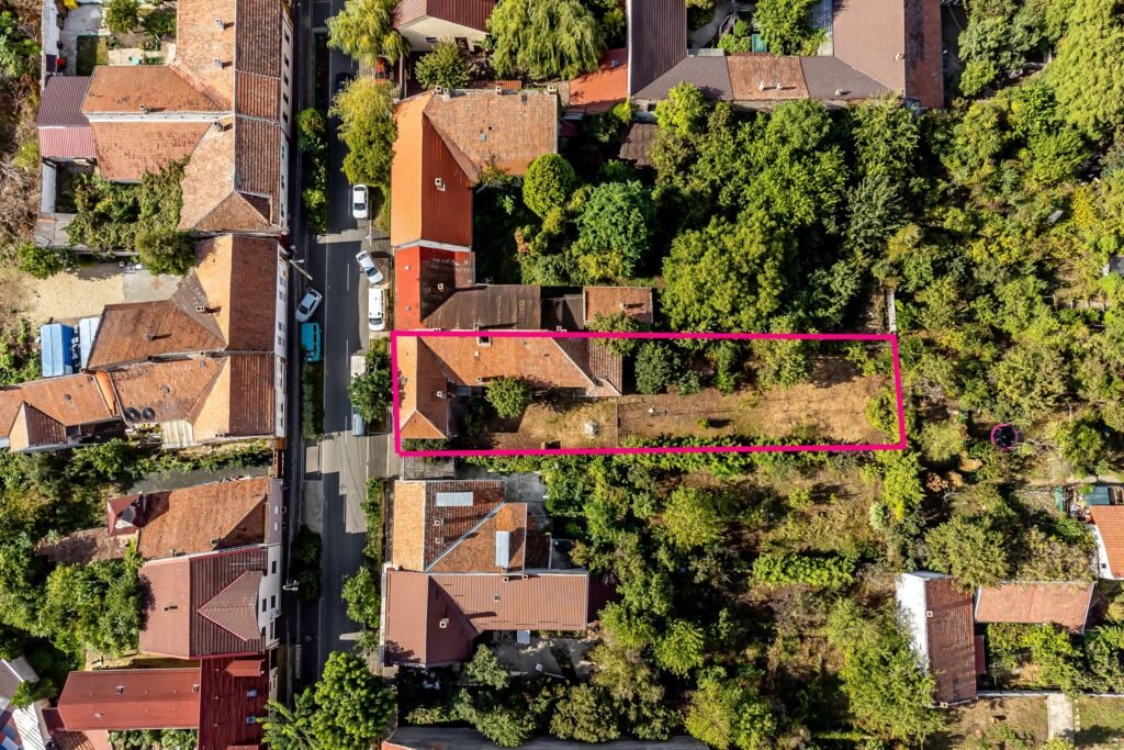 Proprietate REZERVATĂ! Casă din centru în Arad. De vânzare Proprietate REZERVATĂ! Casă din centru în Arad. în zona Central 5 camere 3 dormitoare Arad 6