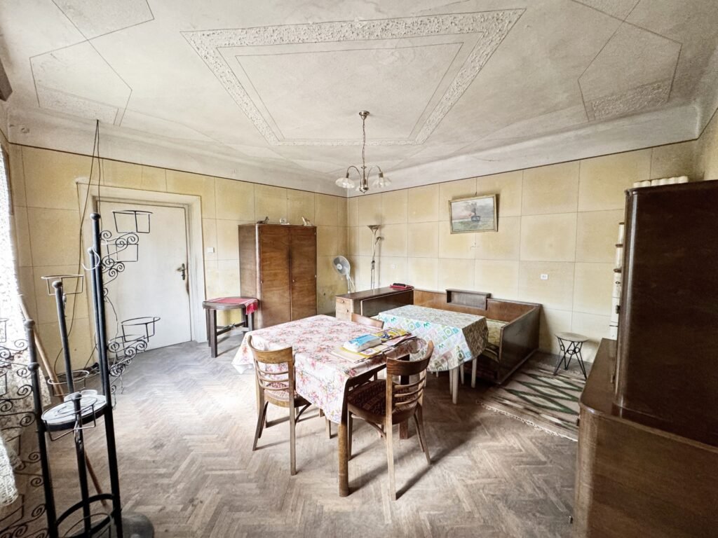 Proprietate REZERVATĂ! Casă din centru în Arad. De vânzare Proprietate REZERVATĂ! Casă din centru în Arad. în zona Central 5 camere 3 dormitoare Arad 8
