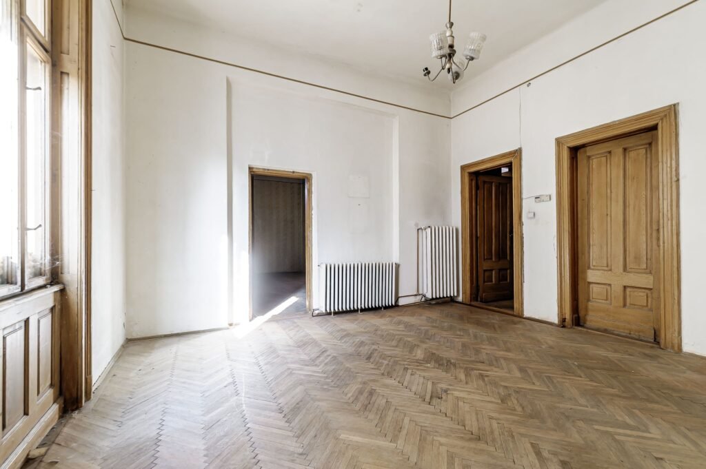 VANDUT ! Apartament cu 4 camere în Palatul Bohuș, Arad Fără comision! REZERVAT! Apartament cu 4 camere în Palatul Bohuș, Arad în zona Ultracentral 4 camere 3 dormitoare Arad 7