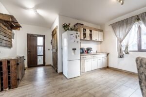 De vânzare PROPRIETATE REZERVATĂ! Casă cochetă lângă pădure, în Zădăreni. în zona Arad 3 camere 2 dormitoare Arad 10