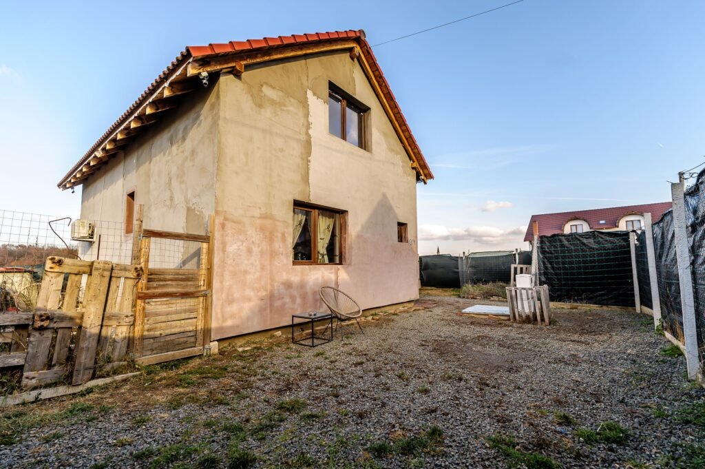 PROPRIETATE VÂNDUTĂ! Casă cochetă lângă pădure, în Zădăreni. De vânzare PROPRIETATE VÂNDUTĂ! Casă cochetă lângă pădure, în Zădăreni. în zona Arad 3 camere 2 dormitoare Arad 4