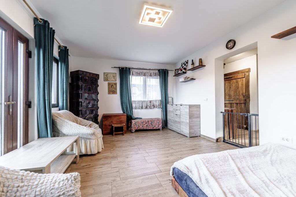 PROPRIETATE VÂNDUTĂ! Casă cochetă lângă pădure, în Zădăreni. De vânzare PROPRIETATE VÂNDUTĂ! Casă cochetă lângă pădure, în Zădăreni. în zona Arad 3 camere 2 dormitoare Arad 5