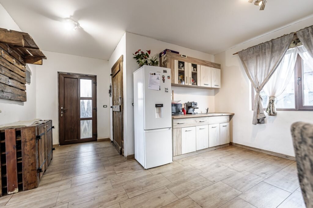 PROPRIETATE VÂNDUTĂ! Casă cochetă lângă pădure, în Zădăreni. De vânzare PROPRIETATE VÂNDUTĂ! Casă cochetă lângă pădure, în Zădăreni. în zona Arad 3 camere 2 dormitoare Arad 7