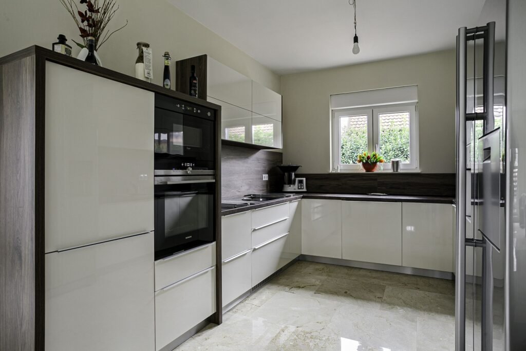 De vânzare REDUCERE Vila superba pe colt in cartierul Europa, Vladimirescu în zona Arad 5 camere 4 dormitoare Arad 5