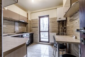 De vânzare REZERVAT! Apartament decomandat, etaj 1 cu balcon, Calea Iuliu Maniu. în zona Podgoria 3 camere 2 dormitoare Arad 4