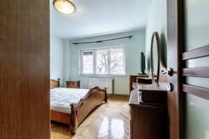 De vânzare REZERVAT! Apartament decomandat, etaj 1 cu balcon, Calea Iuliu Maniu. în zona Podgoria 3 camere 2 dormitoare Arad 6