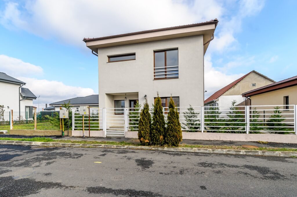 De vânzare REZERVAT! Casă modernă, elegantă cu spațiu pentru întreaga familie în zona Gai 4 camere 3 dormitoare Arad 2