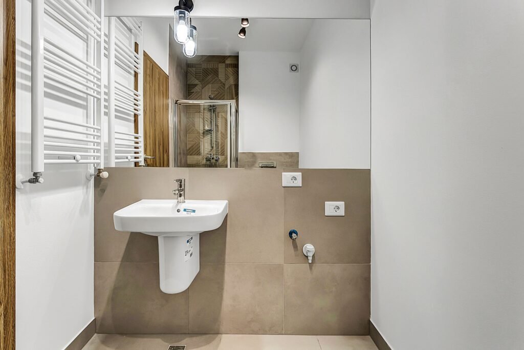 Redescoperă bucuria de a fi ACASĂ! Investește în inima Aradului De vânzare Redescoperă bucuria de a fi ACASĂ! Investește în inima Aradului în zona UTA 3 camere 2 dormitoare Arad 14