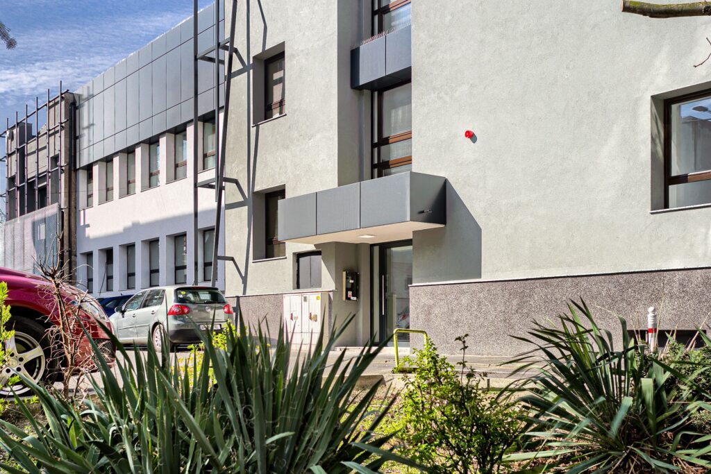 De închiriat Spațiu modern de inchiriat destinat clinicilor sau companiilor în zona Bancilor 7 camere Arad 1