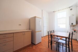 Apartament decomandat – Piata Avram Iancu – COMISION 0 % De vânzare Apartament decomandat – Piata Avram Iancu – COMISION 0 % în zona Ultracentral 2 camere 1 dormitor Arad 4