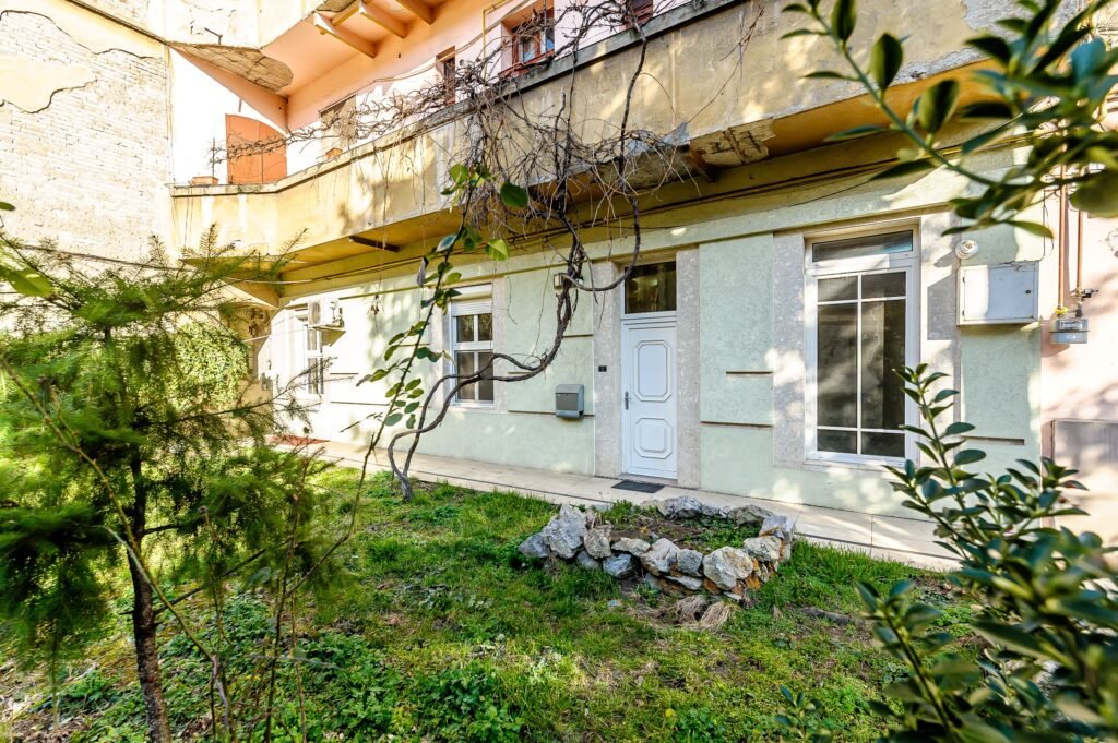 Apartament ultracentral, complet renovat, Strada Eminescu nr. 7 De vânzare Apartament ultracentral, complet renovat, Strada Eminescu nr. 7 în zona Ultracentral 2 camere 1 dormitor Arad 2