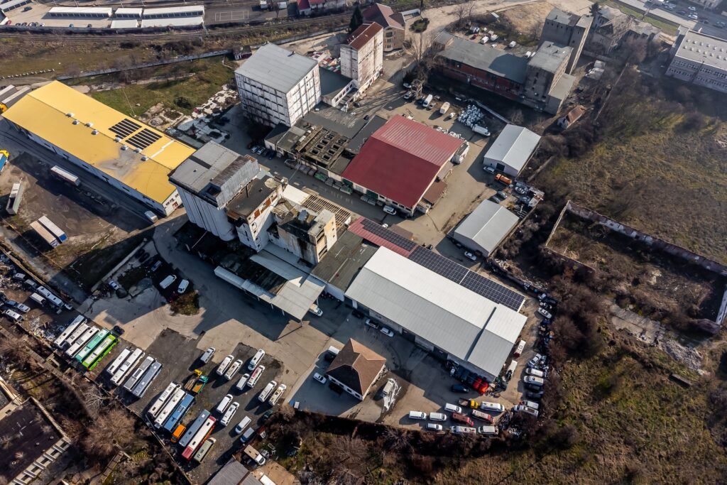 De vânzare Platforma industriala 3552 mp hale beton si 9883 mp teren în zona Aurel Vlaicu 15 camere Arad 1