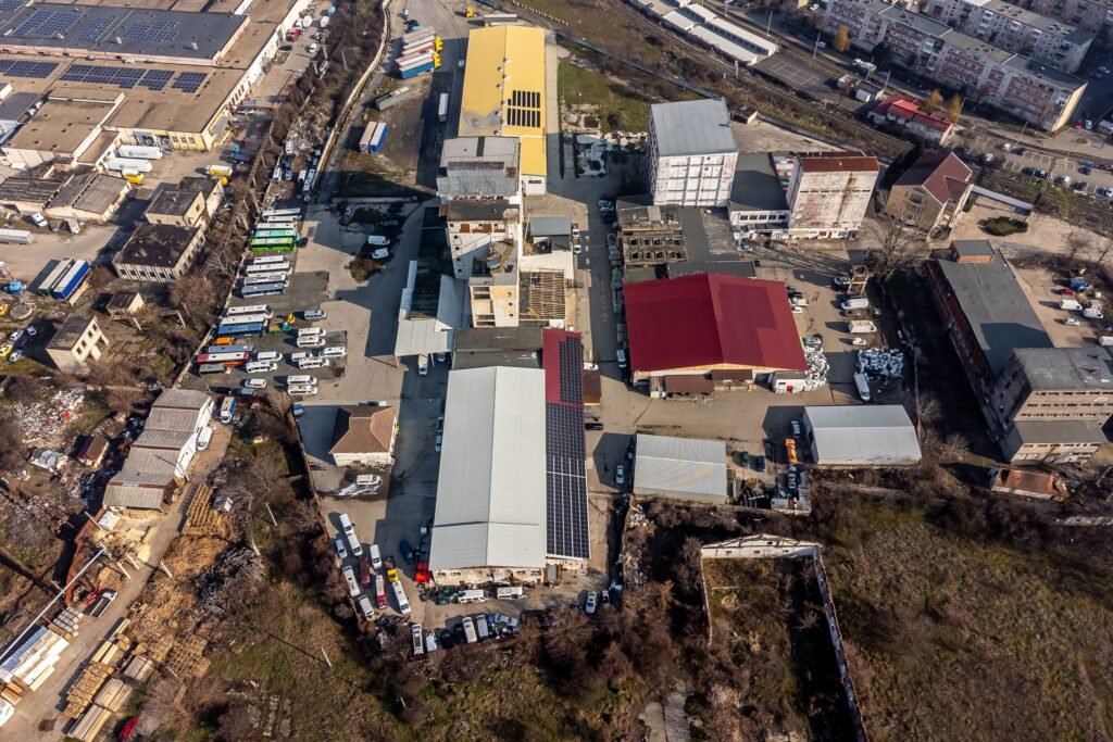 De vânzare Platforma industriala 3552 mp hale beton si 9883 mp teren în zona Aurel Vlaicu 15 camere Arad 2