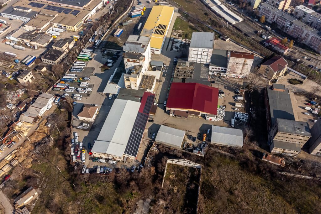 De vânzare Platforma industriala 3552 mp hale beton si 9883 mp teren în zona Aurel Vlaicu 15 camere Arad 3