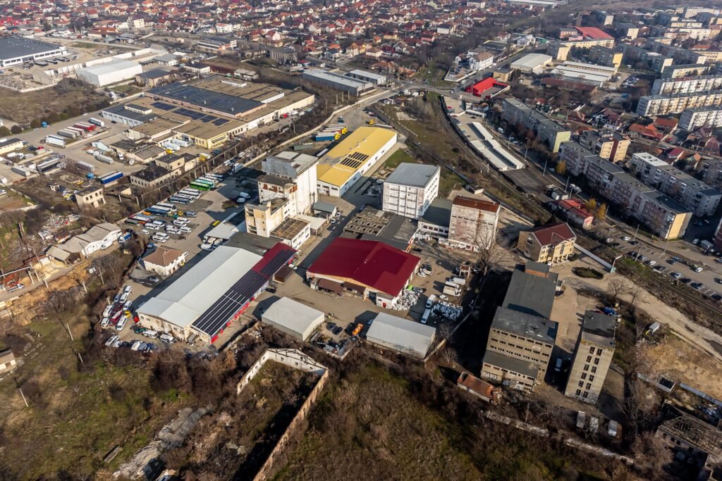 De vânzare Platforma industriala 3552 mp hale beton si 9883 mp teren în zona Aurel Vlaicu 15 camere Arad 5