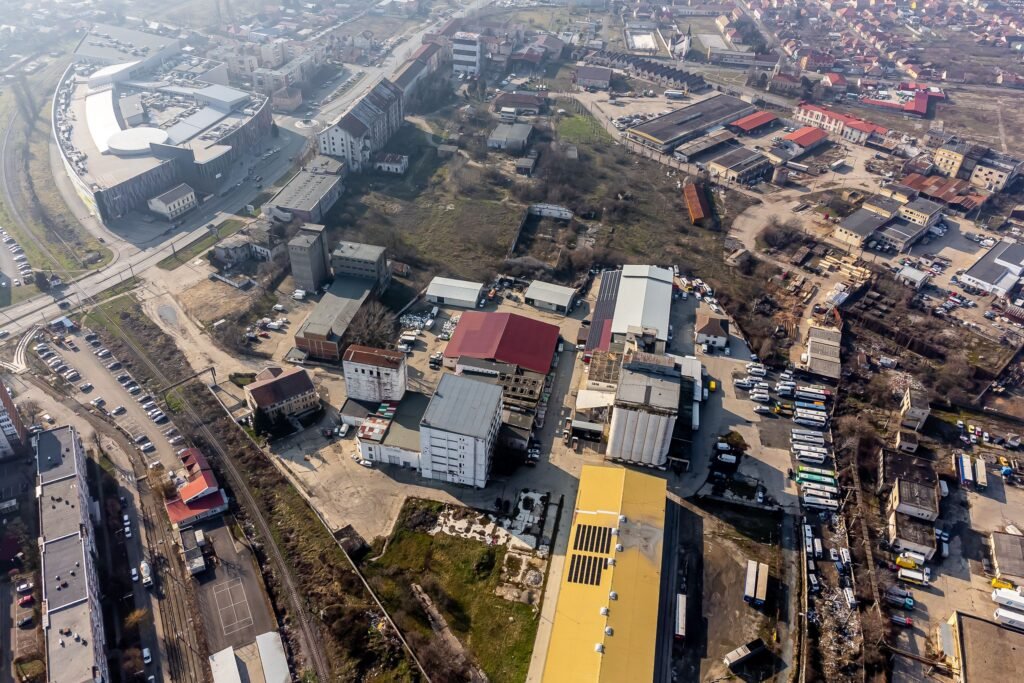 De vânzare Platforma industriala 3552 mp hale beton si 9883 mp teren în zona Aurel Vlaicu 15 camere Arad 8