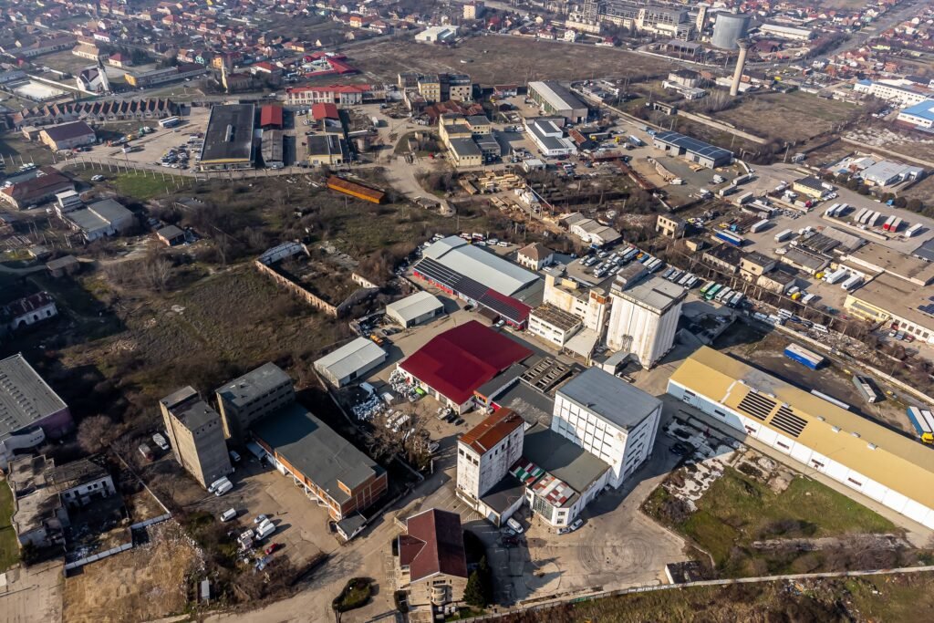 De vânzare Platforma industriala 3552 mp hale beton si 9883 mp teren în zona Aurel Vlaicu 15 camere Arad 9