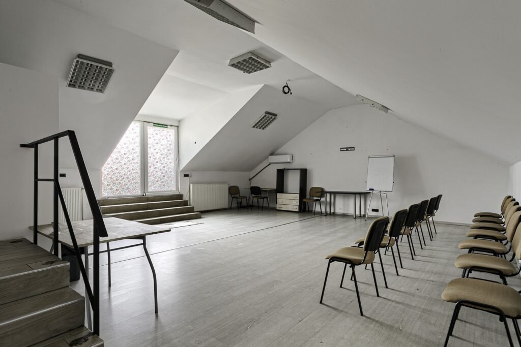 De închiriat Spatiu ideal pentru activitatile care necesita o incapere generoasa în zona UTA 1 camera Arad 2