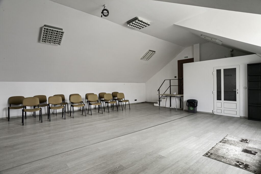 De închiriat Spatiu ideal pentru activitatile care necesita o incapere generoasa în zona UTA 1 camera Arad 3