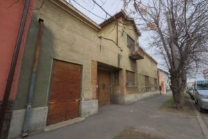De vânzare VILĂ INTERBELICĂ CU TEREN GENEROS ȘI SPAȚIU COMERCIAL . VÂRFUL CU DOR în zona Central 5 camere 3 dormitoare Arad 1