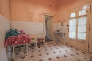 De vânzare VILĂ INTERBELICĂ CU TEREN GENEROS ȘI SPAȚIU COMERCIAL . VÂRFUL CU DOR în zona Central 5 camere 3 dormitoare Arad 13