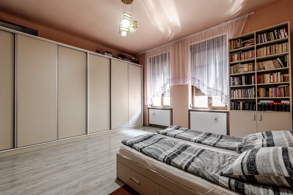 De vânzare Apartament 3 camere – Central – mobilat & utilat – COMISION 0% în zona Central 3 camere 2 dormitoare Arad 2