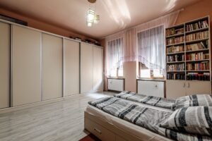 Apartament 3 camere – Central – mobilat & utilat – COMISION 0% De vânzare Apartament 3 camere – Central – mobilat & utilat – COMISION 0% în zona Central 3 camere 2 dormitoare Arad 2