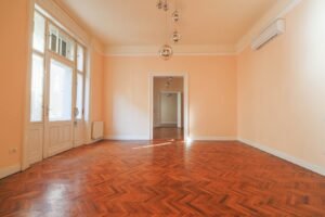 Descoperă eleganța istorică în inima Aradului: apartament de 5 camere De vânzare Descoperă eleganța istorică în inima Aradului: apartament de 5 camere în zona Ultracentral 5 camere 3 dormitoare Arad 1