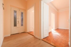 Descoperă eleganța istorică în inima Aradului: apartament de 5 camere De vânzare Descoperă eleganța istorică în inima Aradului: apartament de 5 camere în zona Ultracentral 5 camere 3 dormitoare Arad 2